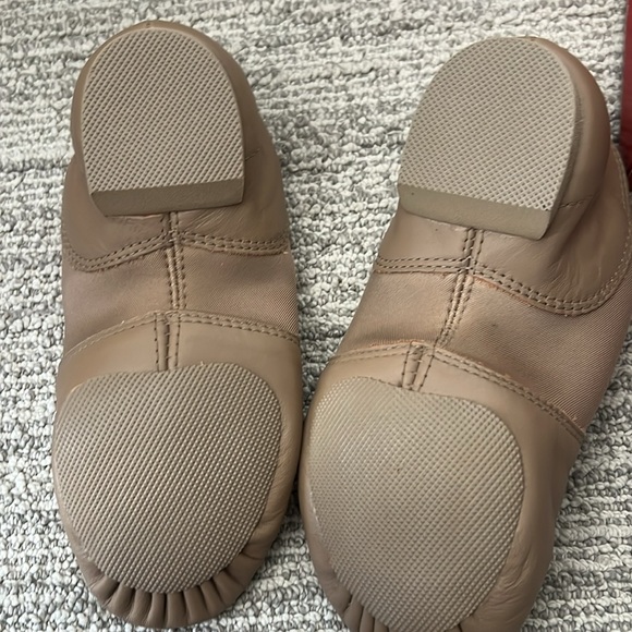 Capezio E Series Slip On Jazz Shoe in Caramel 🆕 - Picture 4 of 5